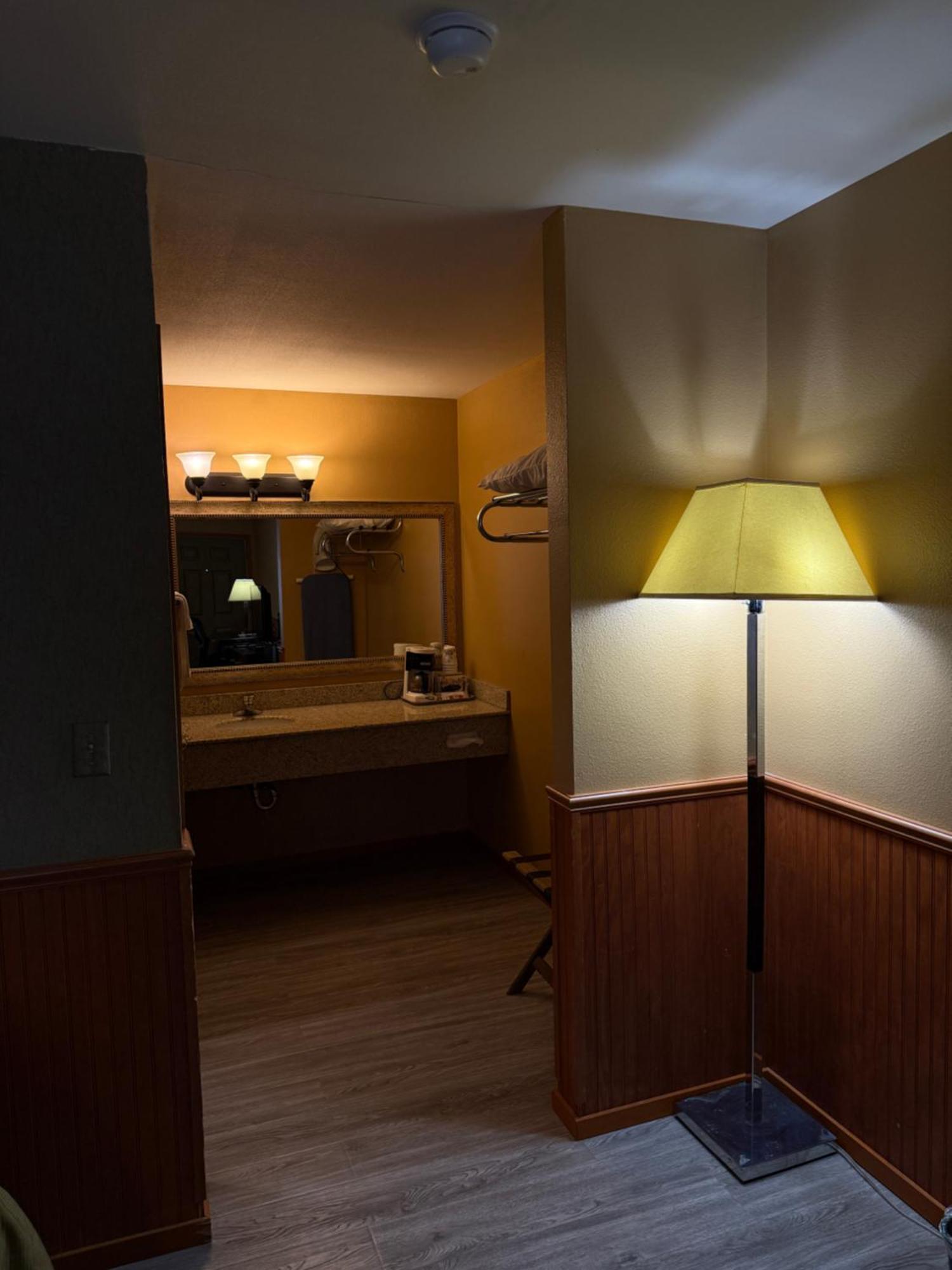 Stewart Lodge Кли Елъм Екстериор снимка